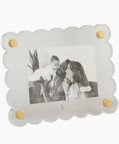 Scallop Acrylic Frame | White 5x7in